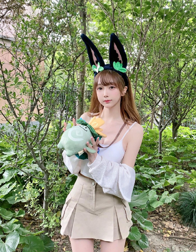 蔡卓妍为丈夫过33岁生日，夫妻低调庆祝吃蛋糕，结婚三个月仍甜蜜